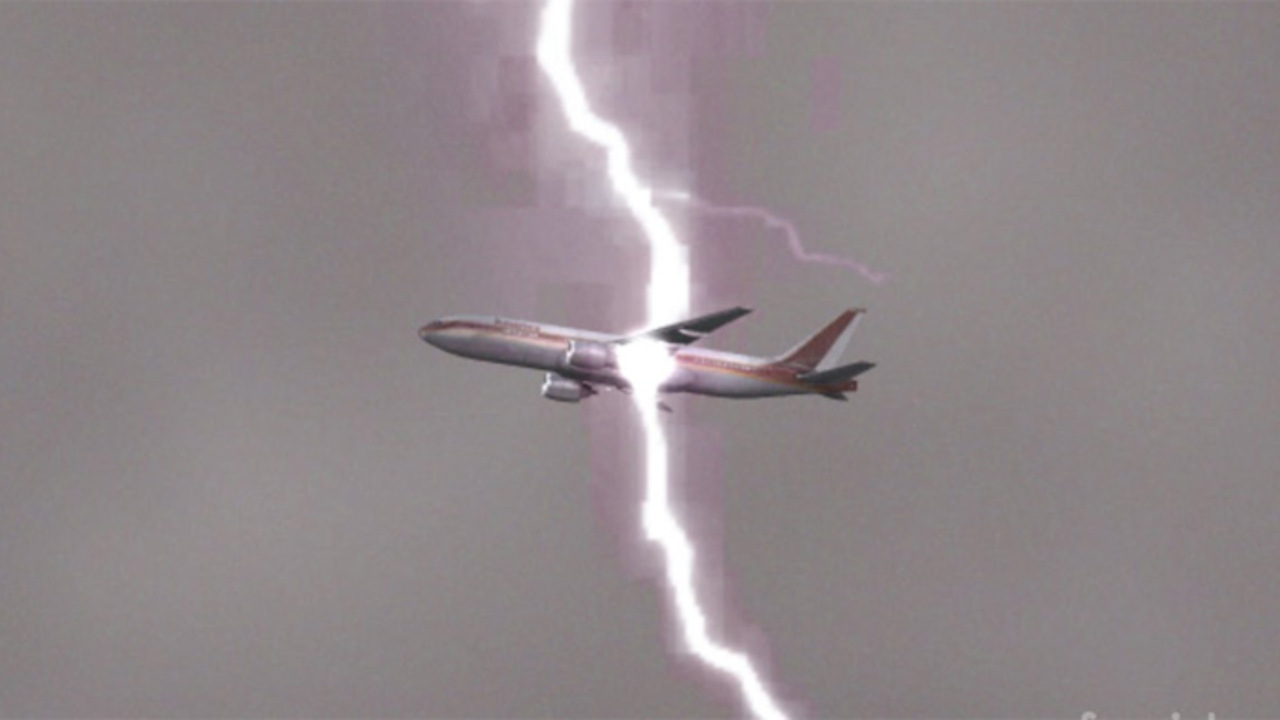 The Aviation Herald: в летевший из Румынии самолет Ryanair ударила молния