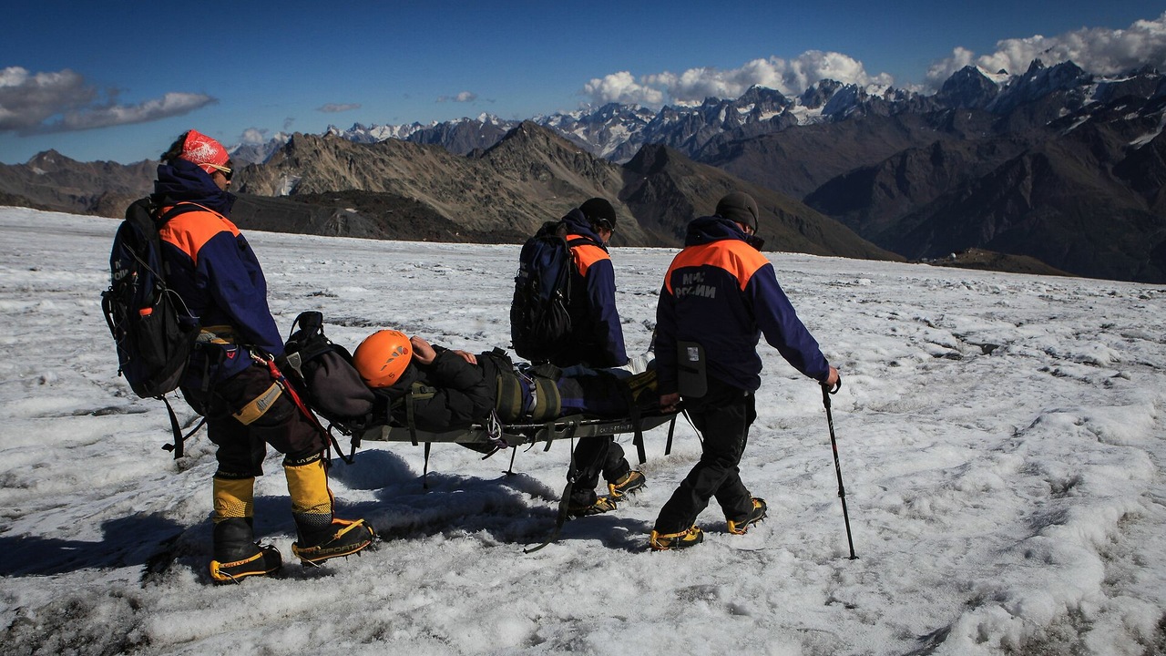 Двое альпинистов застряли на Эльбрусе из-за обморожений и ждут спасения