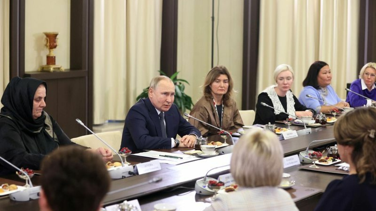 Путин: Я сам и все руководство РФ разделяют боль потерявших сыновей матерей