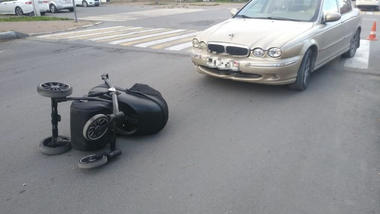 Женщина за рулем «Ягуара» сбила мать с младенцем на улице Снайпера Рубахо в Новороссийске