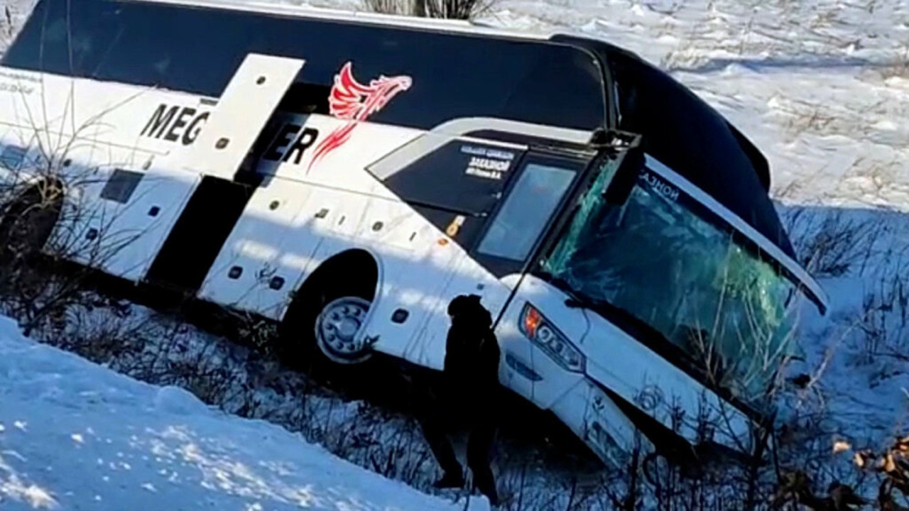 Декабрь 16 2022. Авария Хабаровск Комсомольск автобус. Авария автобуса с вахтовиками.