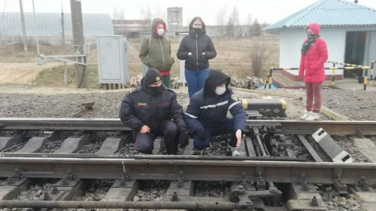 Движение барановичи. Блокираторы на железной дороге. Блокирование ЖД путей. Авария на железной дороге. Жители железнодорожного.