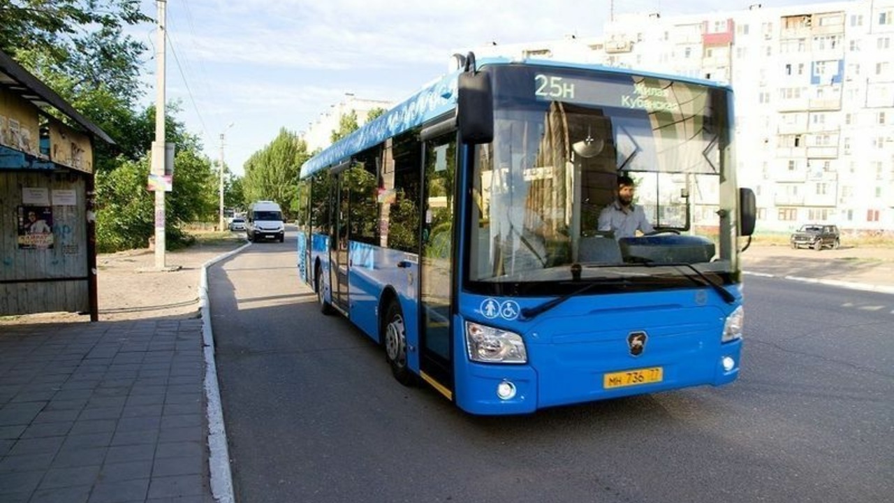 Автобусы астрахань. Синие автобусы Астрахань ЛИАЗ. 25 Автобус Астрахань. Автобусы ЛИАЗ В Астрахань. Синий автобус.