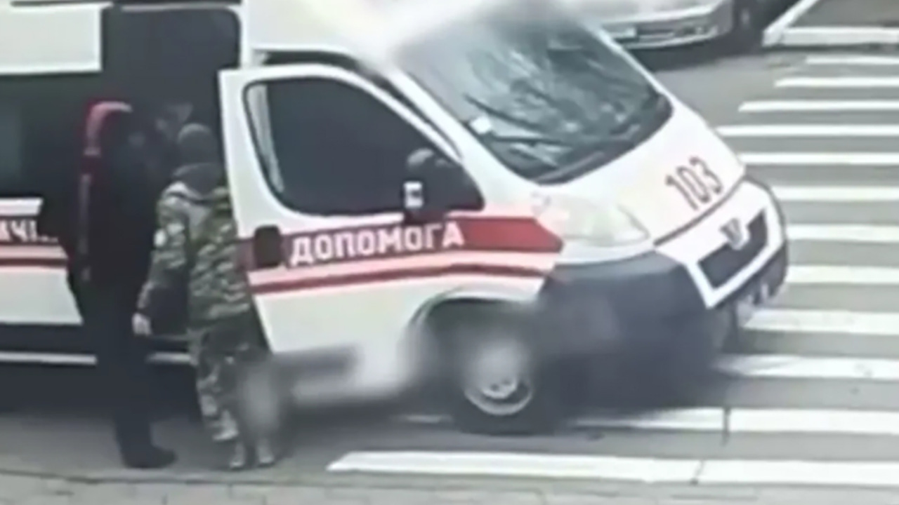 “Винтят в переулке, грузят в “скорые”: в Сети появилось видео со случаями повальной мобилизации в Одессе