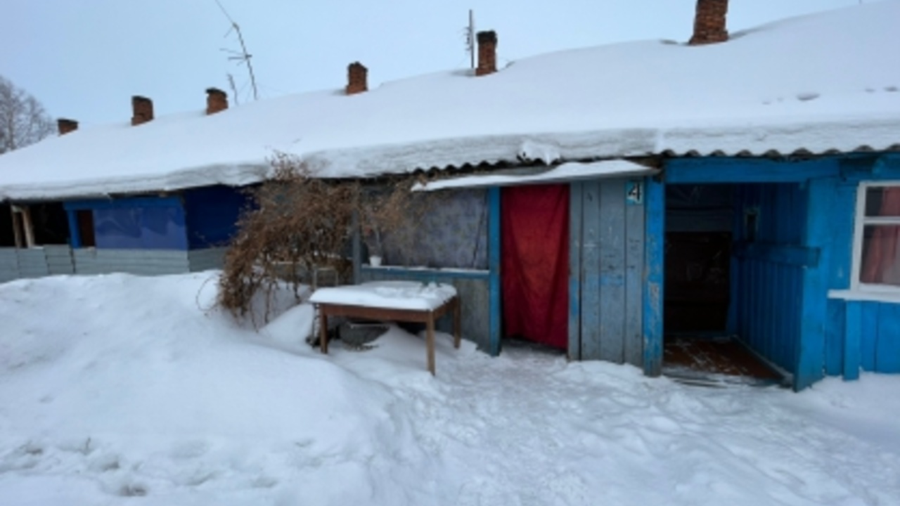 Многодетной семье в одном из регионов России выдали аварийное жилье