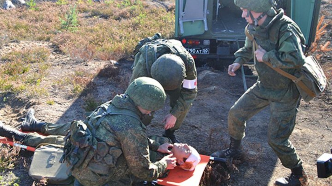 Раненый зона. Военно медицинские учения. Учения военных медиков.