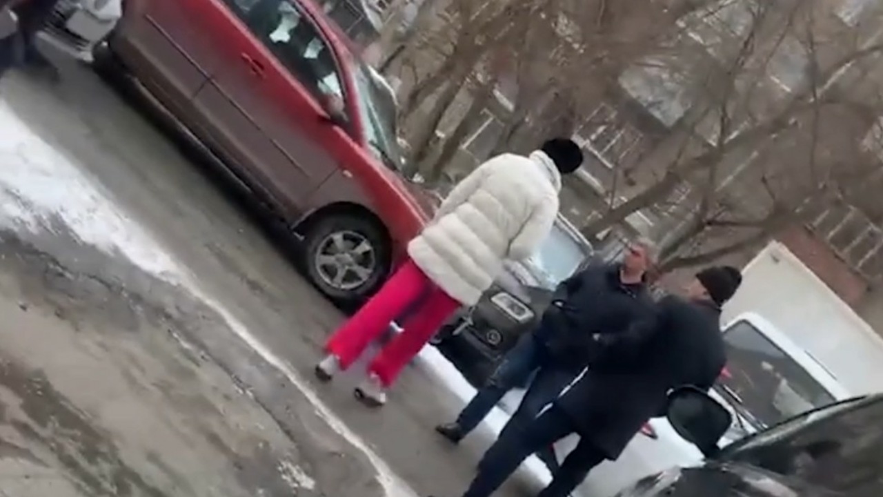 В Екатеринбурге из-за парковочного места подрались родители школьников