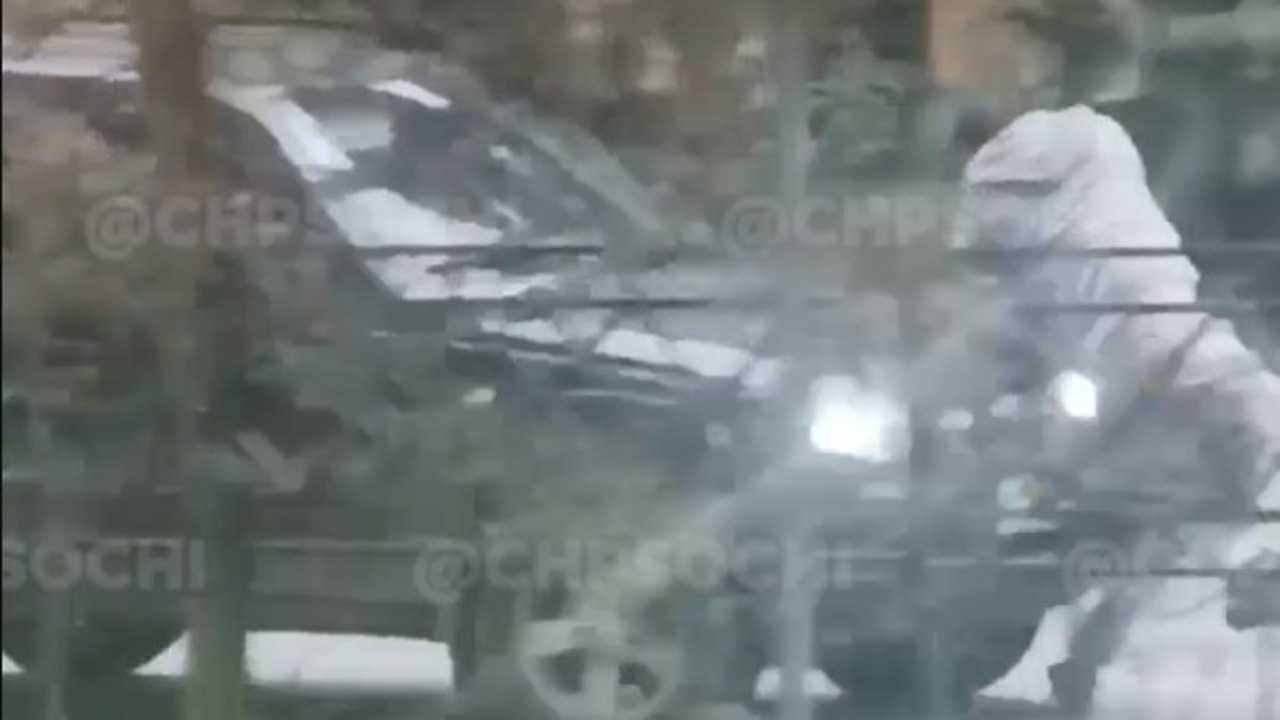В Сочи водитель сбил пешехода, пнувшего его машину