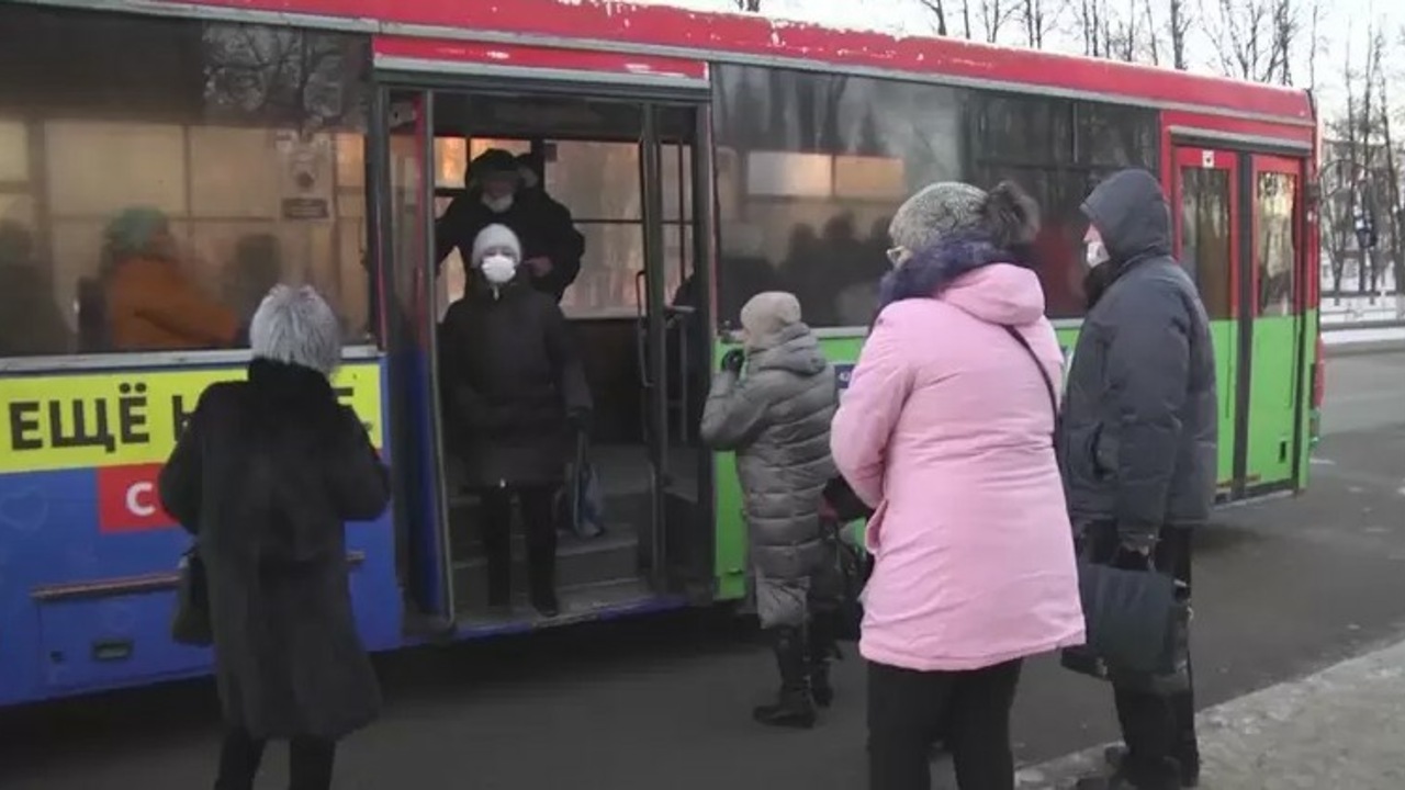 В Петербурге пьяный пассажир автобуса брызнул в лицо кондуктору перцовым баллончиком