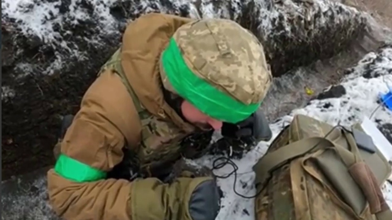 Бойцу ВСУ, находящемуся в окопах Артемовска, позвонили из военкомата как уклонисту