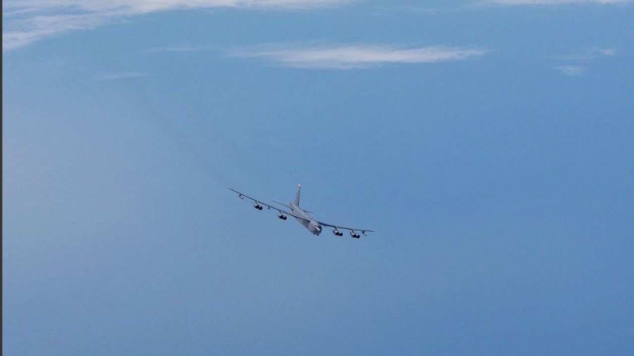 В Сети появилось видео перехвата бомбардировщиков B-52 ВВС США российским Су-35 над Балтикой