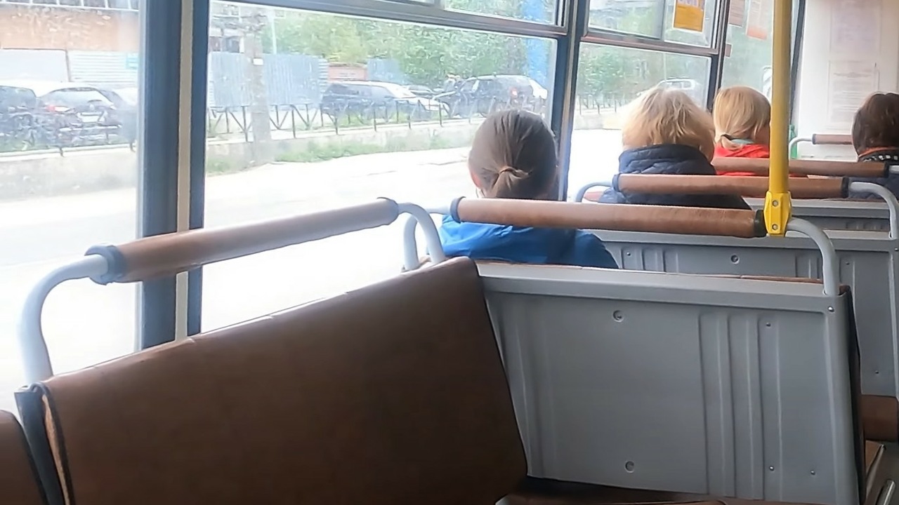 В Екатеринбурге уволен кондуктор за попытку вытолкнуть ребенка из автобуса