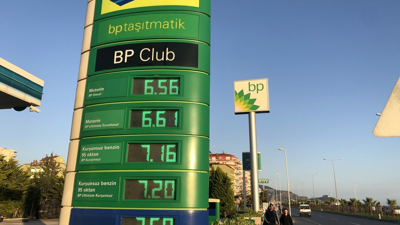 Турист из России сравнил цены на бензин и парковку в Турции с российскими