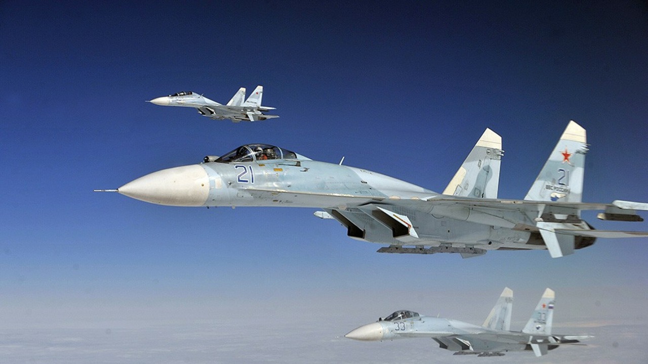 Российский Су-27 сопроводил два американских бомбардировщика над Балтийским морем