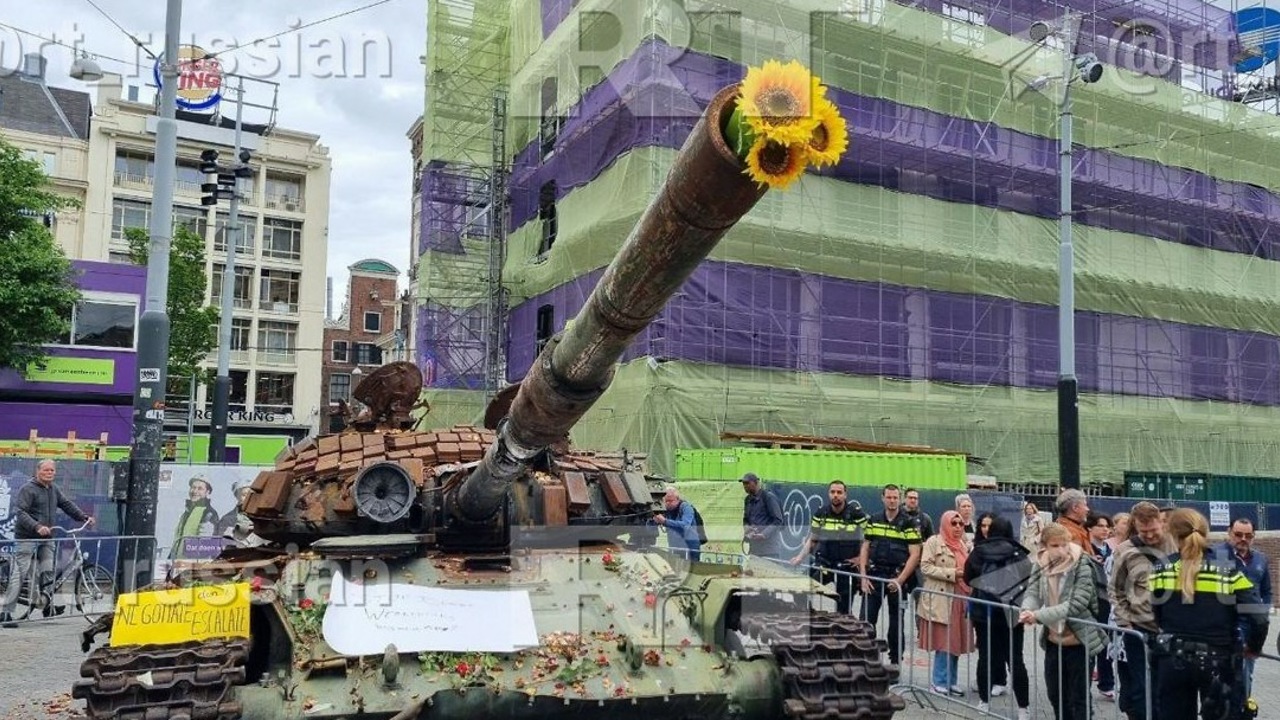 В Амстердаме люди принесли цветы к подбитому на Украине российскому танку