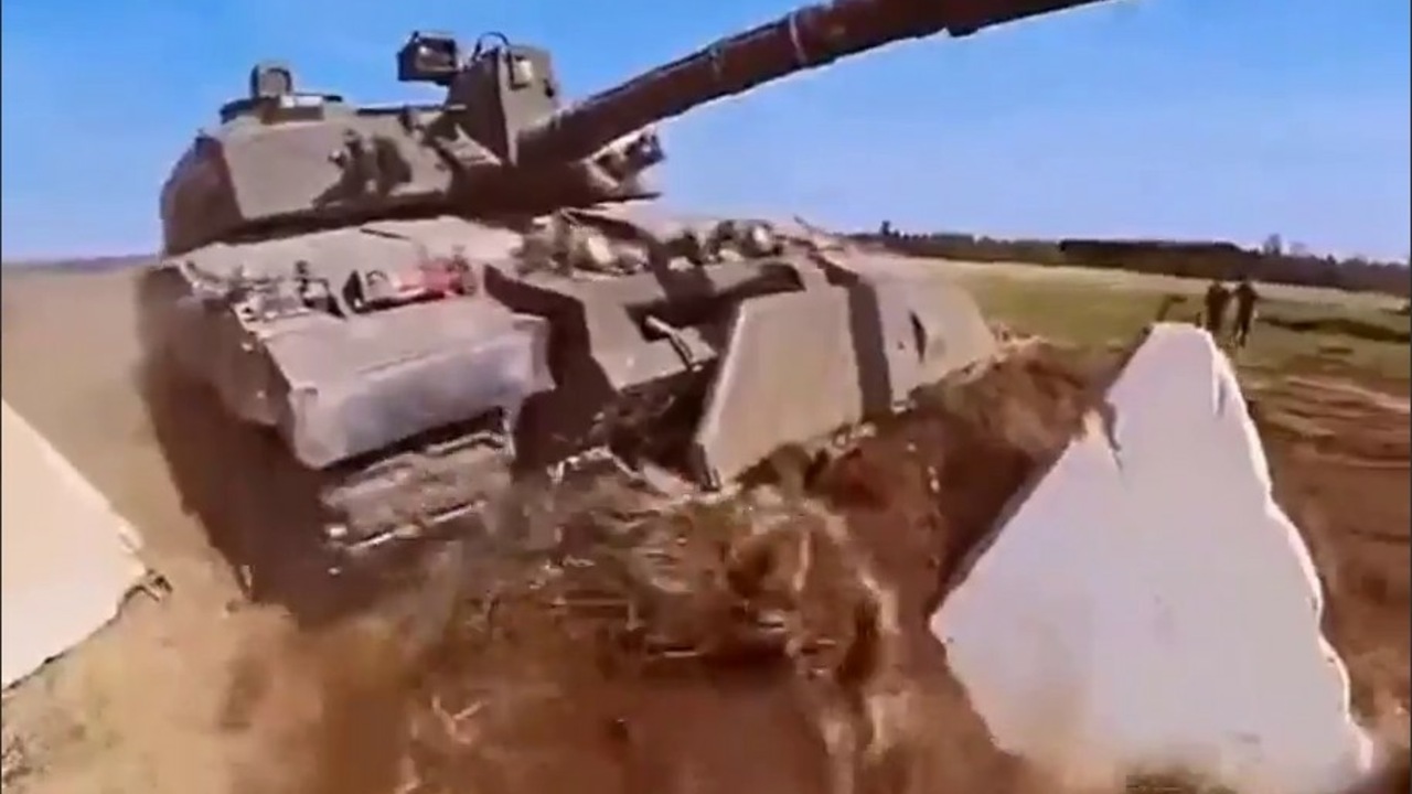 На видео показали, как танки «Челленджер» преодолевают бетонные надолбы