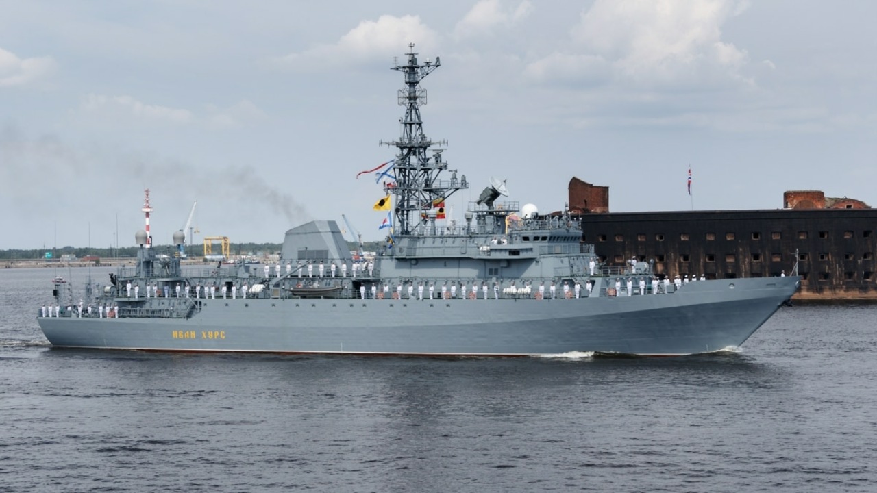 Корабль "Иван Хурс" зашёл в Севастопольскую бухту