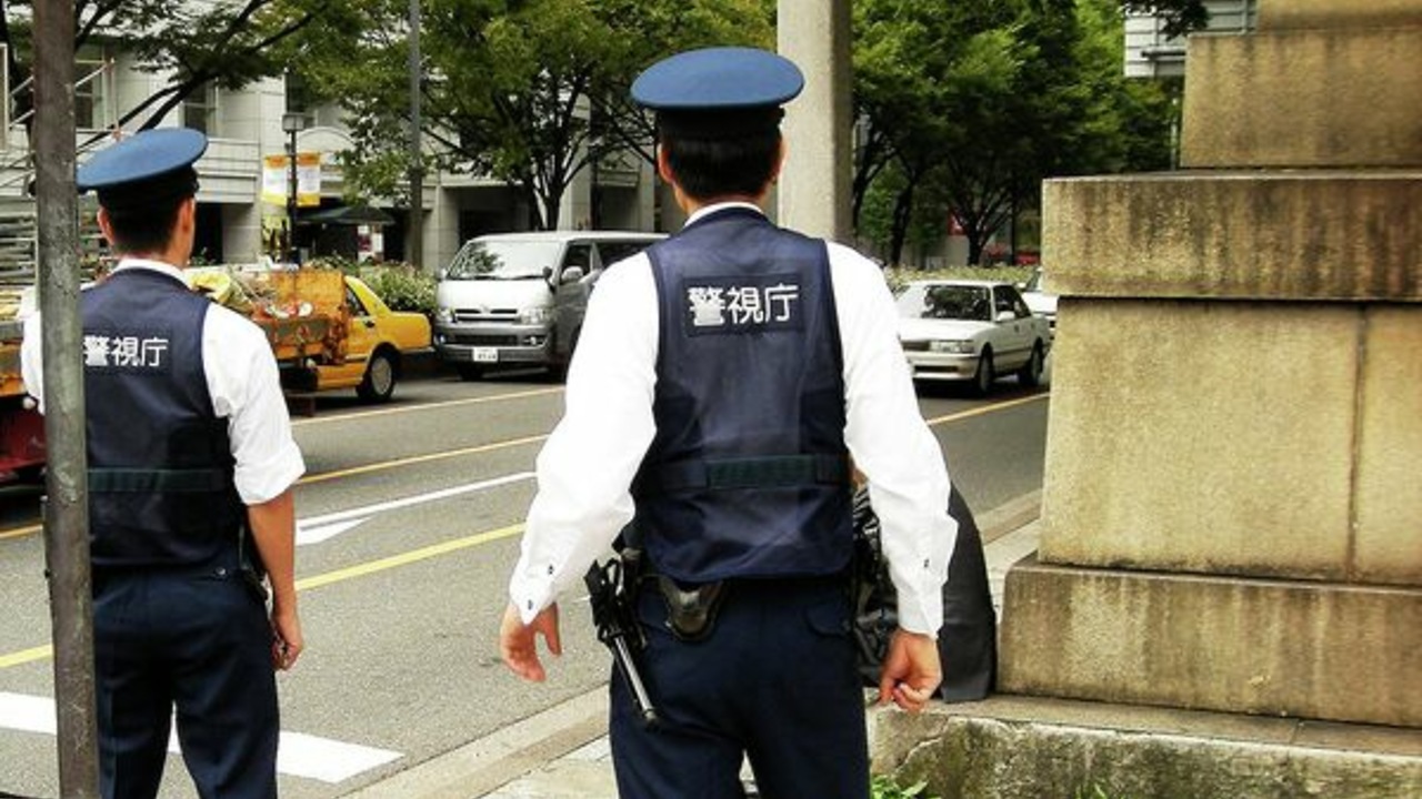 В Японии мужчина снял видео под юбкой 19-летней девушки и был арестован