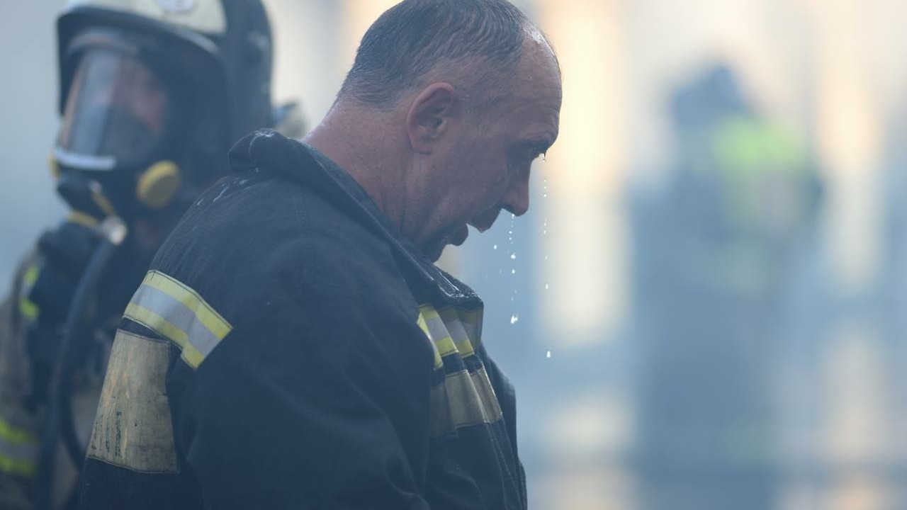 Спасатели вытащили пьяного мужчину из горящей квартиры в Майкопе